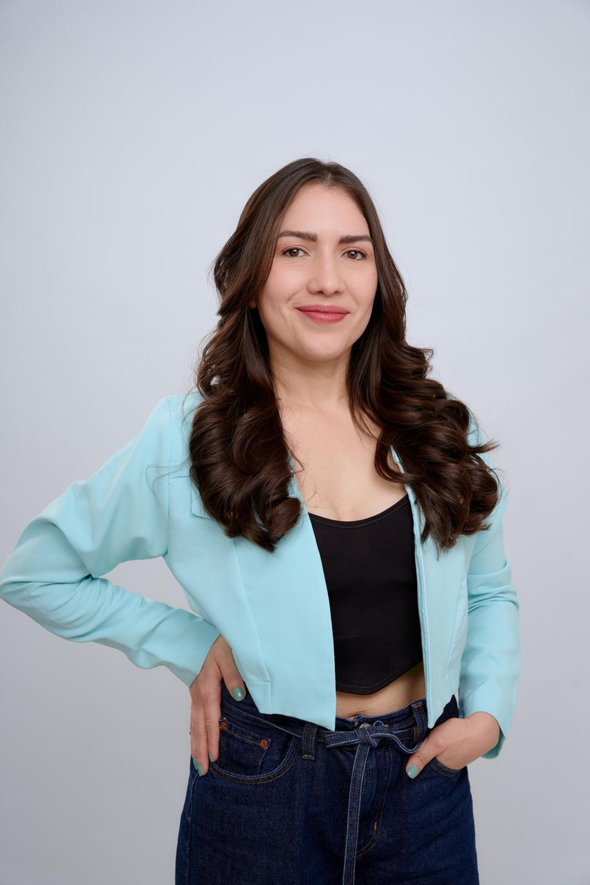 Julieth Castillo, fundadora de Mentemorfia, sonriendo con blazer turquesa