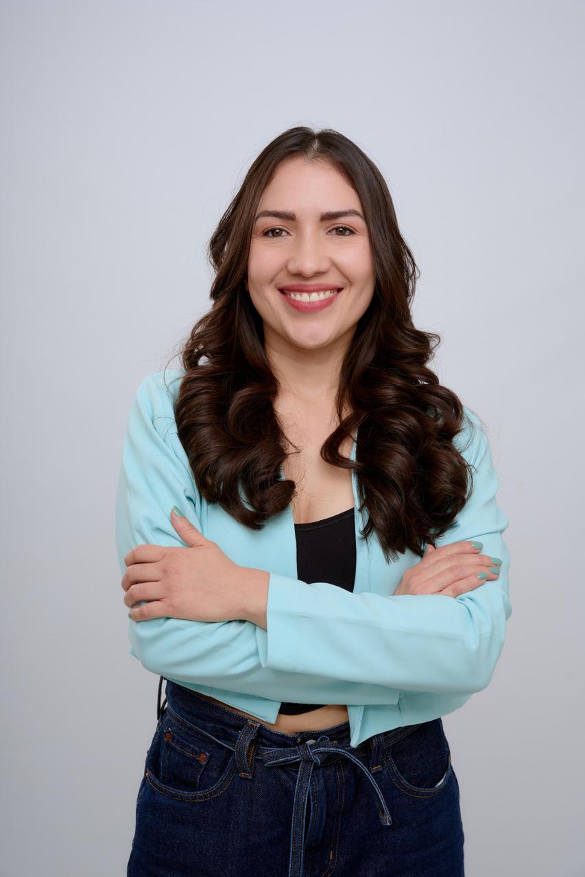 Julieth Castillo sonriendo con los brazos cruzados, coach de Mentemorfia